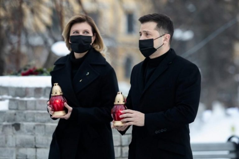 Президент вместе с женой почтил подвиг Героев Небесной сотни (фото, видео)
