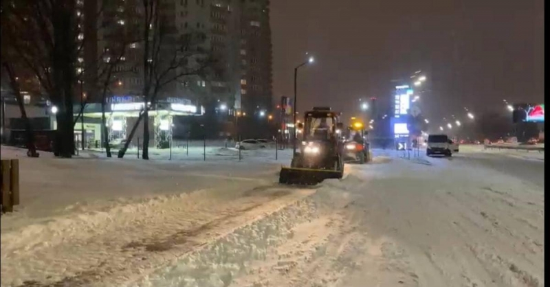 В "Киевавтодоре" рассказали, почему не могут расчистить улицы столицы от снега (видео)