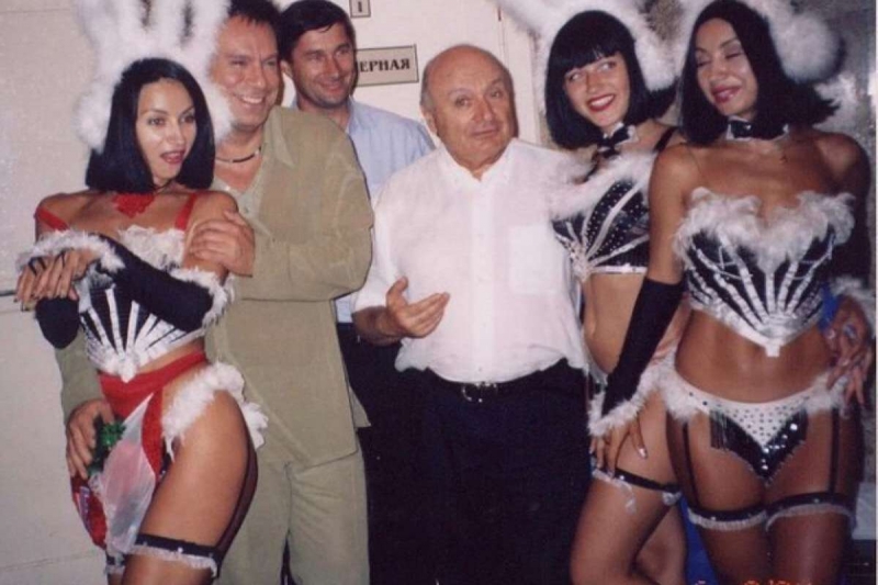 
            В Сети появилось пикантное фото Жванецкого в компании полуобнаженных девиц        