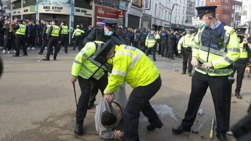 В столице Ирландии протестующие против локдауна стреляли фейерверками в полицию