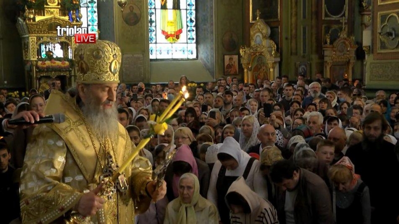 Онуфрий в Харькове устроил литургию в Благовещенском соборе: толпа верующих без масок и дистанции (фото)