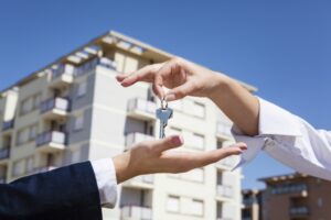 Как проходит продажа недвижимости через аукцион?