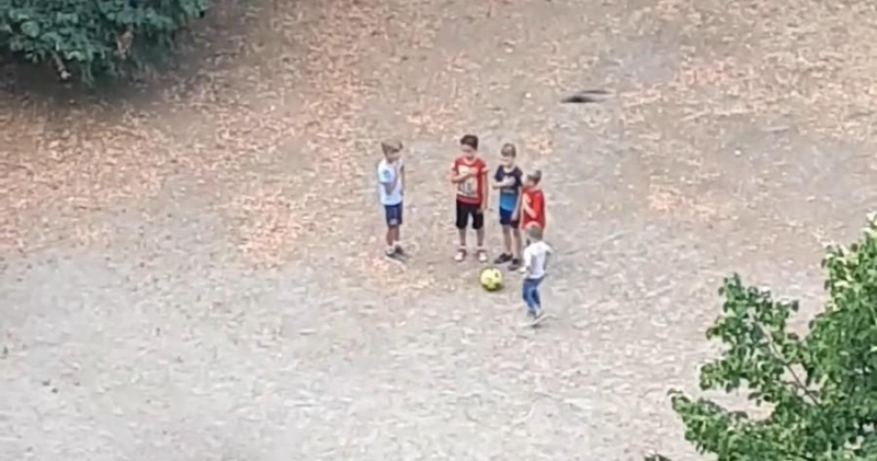 "До слез!": на Троещине маленькие футболисты спели гимн Украины и растрогали пользователей соцсетей (видео)