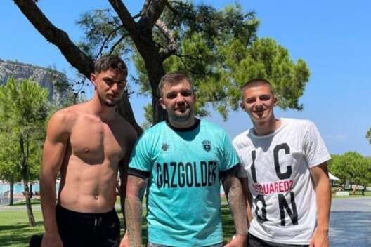 
            Футболисты сборной Украины похвастались фото с Бастой на отдыхе в Турции        