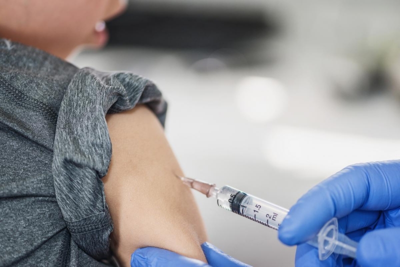 Обязательная вакцинация: в Минздраве уточнили, кого с понедельника отстранят от работы