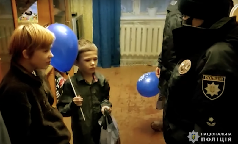 Мыл машины, чтобы заработать: в Чернигове полицейские осуществили мечту 8-летнего мальчика (видео)