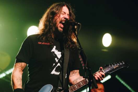 
            Foo Fighters вернулись с новой песней и анонсом альбома после смерти барабанщика        
