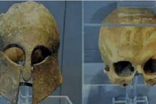 
            В Греции нашли уникальный шлем с черепом времен Марафонской битвы        